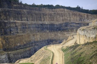 L'initiative populaire pour sauver la colline du Mormont, exploitée par Holcim, est maintenue (archives). KEYSTONE/LAURENT GILLIERON
